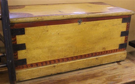 Pine decorated trunk(-)